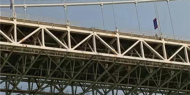 重慶大巴墜江怪防護欄桿？設計、施工企業(yè)表示“這個鍋不背”！