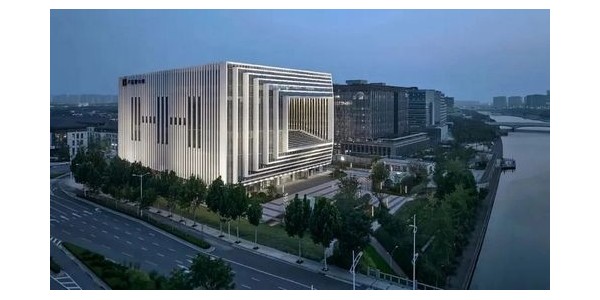河南盧森堡中心“時(shí)空之窗”——龍湖國(guó)際中心建成，設(shè)計(jì)布局呈“回字型”