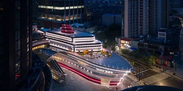 以船型為亮點，設計一艘銀光閃閃的“巨輪”